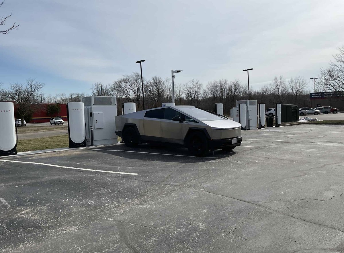 Tesla Charging tweet media