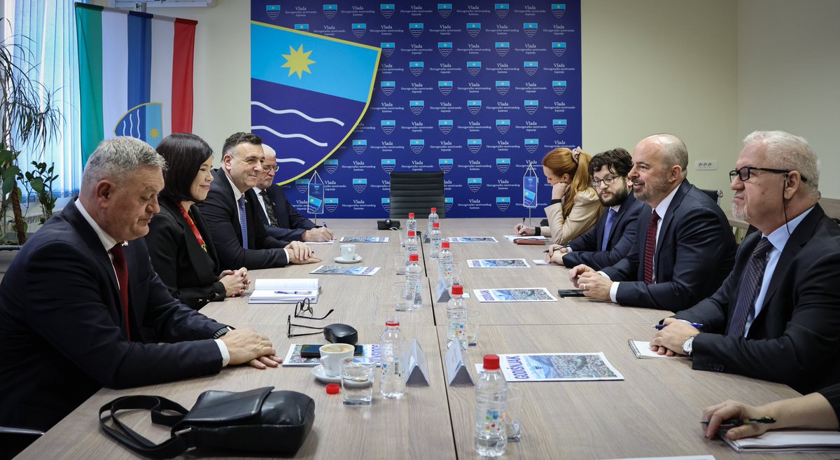 USEmbassySJJ's tweet photo. The United States is committed to expanding business and investment with partners across Bosnia and Herzegovina through greater access to reliable energy.
Chargé d’affaires John Ginkel today discussed the Southern Interconnection – and the economic growth it will spark – with Cantonal Prime Ministers from Herzegovina-Neretva Canton, West Herzegovina Canton, Central Bosnia Canton and Livno Canton. #USAinBiH
***
Sjedinjene Države posvećene su proširenju poslovnih i investicijskih odnosa s partnerima širom Bosne i Hercegovine kroz veći pristup pouzdanim energentima.
Otpravnik poslova John Ginkel danas je razgovarao o Južnoj interkonekcijiі i ekonomskom rastu koji će ona pokrenuti s kantonalnim premijerima Hercegovačko-neretvanskog, Zapadnohercegovačkog, Srednjo-bosanskog i Livanjskog kantona.