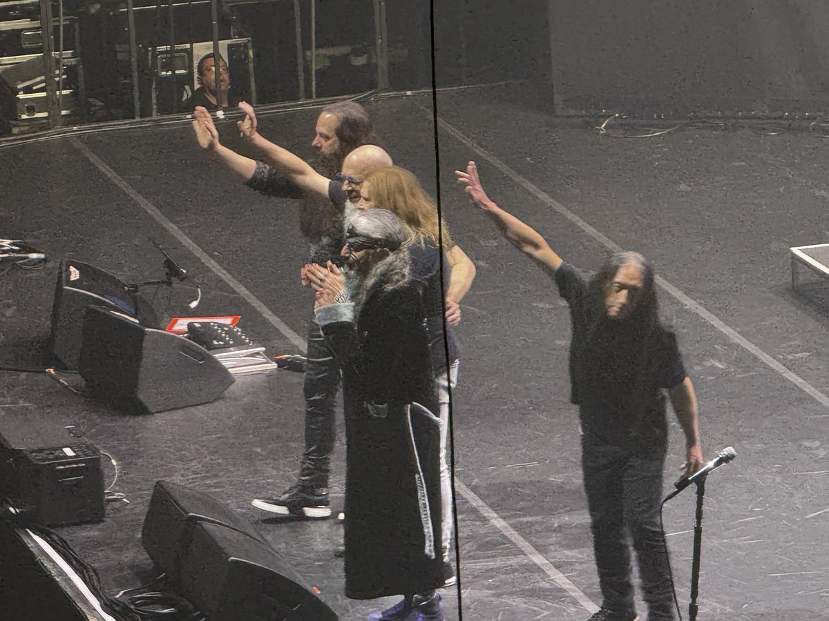 Dream Theater@武道館
油断して直前までチケット買わなかったら危うく見逃すところだった。追加発売の見切れ席でなんとか鑑賞。序盤のラブリエは正直微妙だったが、演奏陣は流石の神の領域。圧巻の３時間