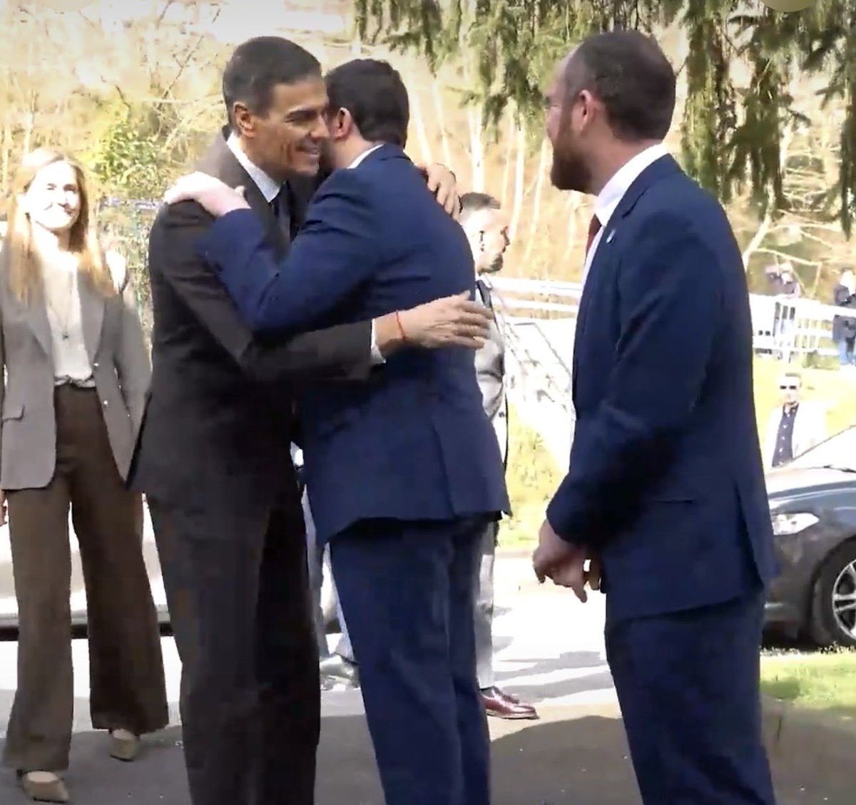 Ahí tenéis a Barbón cantándole a Sánchez las 40 por el peaje del Huerna, por el mal estado de las carreteras y por los trenes antediluvianos que tenemos en #Asturias.
¡Qué vergüenza! ¡Qué puñetera vergüenza!
#BarbónLacayo #BarbónTRAIDOR