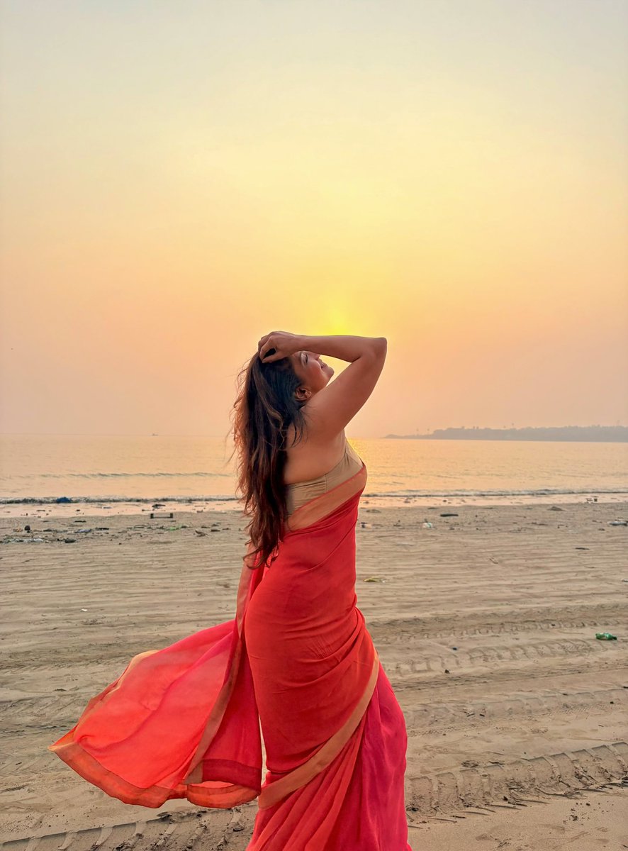 aartiinaagpal's tweet photo. वो सूरज जो मुझे रोज़ देखता हैं,
खिलते सवरतें हुए ..
वो मुझे जानता हैं और में ऊसे …. 
ये ही मोहब्बत है, जिसे सिर्फ़ महसूस किया जाता हैं ..
बस.. और कुछ नहीं ॥
- आरती नागपाल 

#sunset #merikalamse #aartiiinsaree 
#wednesdaymotivation @akseksehar https://t.co/DPQPuJ0hOG