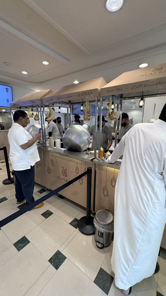 الوالد سعيد جداً اليوم لاني جبت له اكثر فول يحبه ❤️❤️