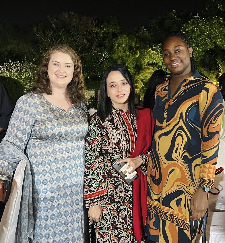 bercha_i's tweet photo. Diplomats slaying Pakistani ๐ต๐ฐ style ๐ฏ๐ฉท
#BritishHighCommission #IftarNights https://t.co/GIHTlNbZHs