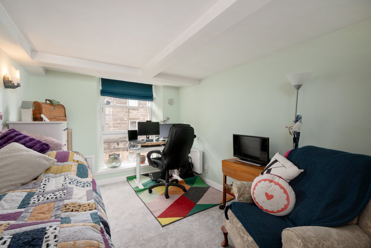 ** NEW PROPERTY ** Attractive two-bedroom first floor flat, set within a peaceful courtyard development with private residents parking,  situated in the popular Slateford area.

Offers over £250,000

espc.com/property/14-7-…