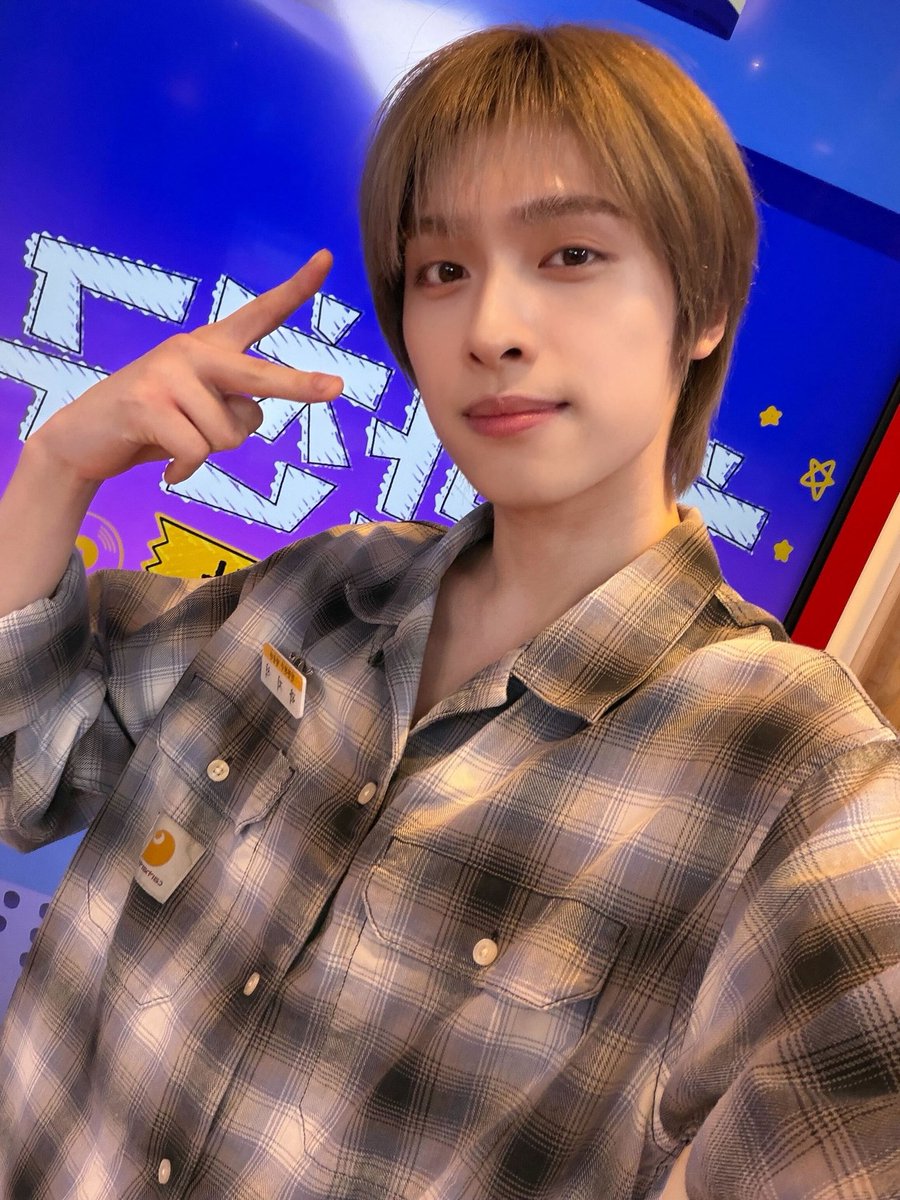 [ #Xtra_Scenes ]

런즈에게 친친방 셀카 선물해야 하는 거 
설마 오늘 우리? 🤍

#XdinaryHeroes #엑스디너리히어로즈
#정수 #Jungsu
#가온 #Gaon
#WE_ARE_ALL_HEROES
#친한친구방송반