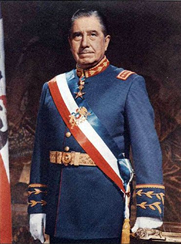 No es ilegal usar el escudo en la banda presidencial, solo que en los últimos 36 años no lo hicieron los presidentes demócratas ya que Pinochet abusó del escudo patrio en una banda que nunca debió ponerse, Alessandri tampoco usó el escudo en la banda, Kast la hace como señal de