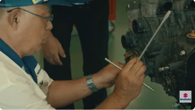 スズキの歴代ファクトリーマシンのエンジン回りは
マイナス頭のネジが多かったですね。

＃RG500γ
＃SUZUKI
youtu.be/q2GibFW2I_0?t=…