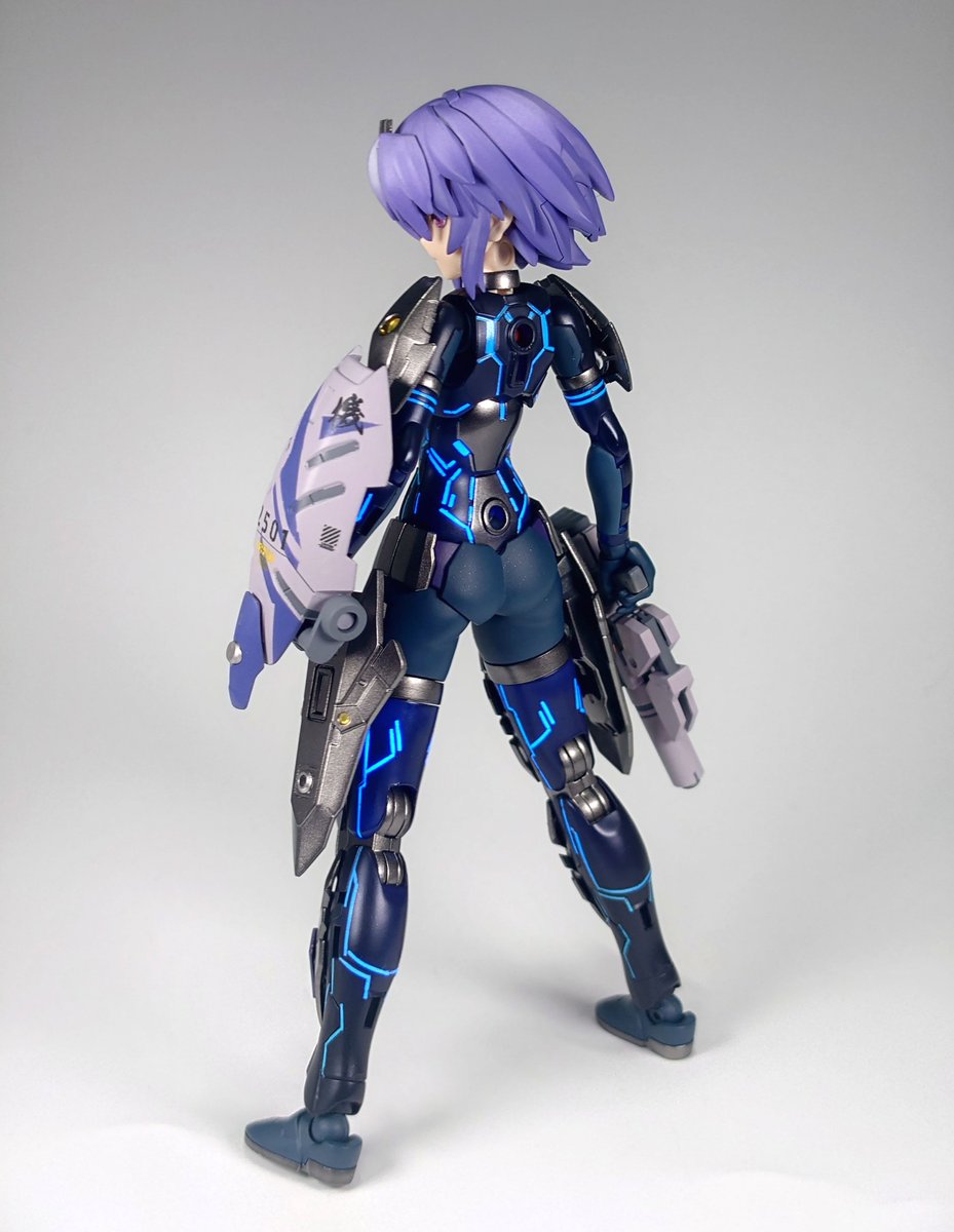 #ネヴァリア3周年
その日は、ちょうど模型店を訪れていました。
「ネヴァリア完売」の張り紙を見て、「へ～、こんなのがそんな売れてるんだ」などと、まるで関心がありませんでした😅
まだ「美プラ」という単語すら知らなかった頃のお話。

人は変わっていくんですね🤣