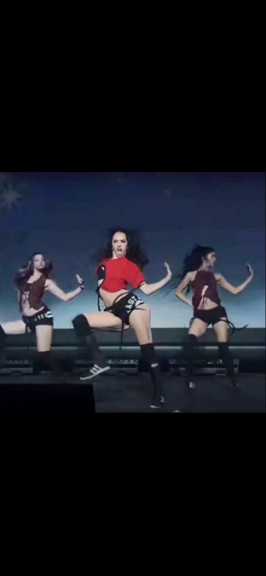 donotstin's tweet photo. this pic frying me like look at the other girls there was absolutely NO reason for her to be doing all that 😭😭😭😭 https://t.co/9OzyGTj0TD