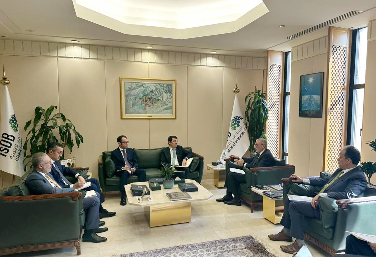 MinEconomyAZ's tweet image. İqtisadiyyat nazirinin birinci müavini Elnur Əliyev Səudiyyə Ərəbistanı Krallığının Ciddə şəhərinə səfəri çərçivəsində İslam İnkişaf Bankı (İİB) Qrupunun Prezidenti Məhəmməd Süleyman Əl-Casirlə görüşüb.

Ətraflı - shorturl.az/tJeus

#EconomyAz