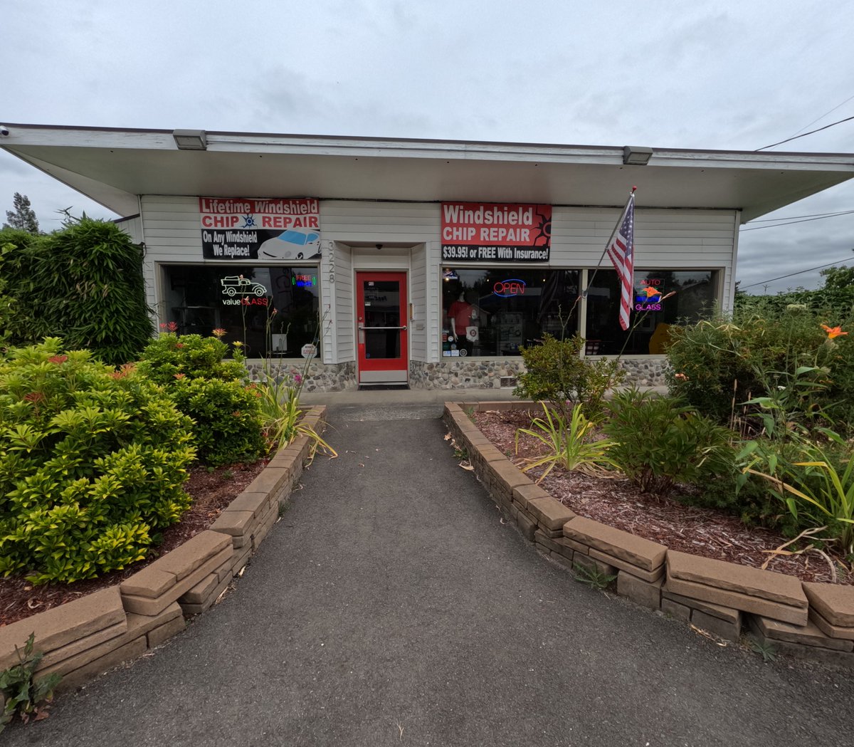 valueGLASS's tweet image. Step into valueGLASS and feel the difference! No crowded counters, just a clean, welcoming space! ✨ Dare to compare? 🌟 Experience it today! value.GLASS (360) 930-0607 #ValueGLASS #GlassShop #CustomerExperience #QualityService