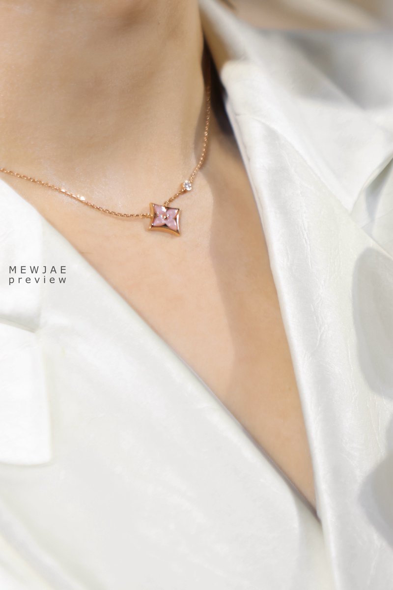 ไม่แปลกใจที่ชีจะเดินอวดสร้อยที่ได้เป็นของขวัญวันวาเลนไทน์ทั้งงาน ผู้ชายคนนั้นเลือกของขวัญเก่งจริงๆ เหมาะกับหนูมากกกกก

ZNN X THE KLINIQUE
#THEKLINIQUEXZeeNuNew

<a href="/zee_pruk/">Z</a> #ZeePruk 
<a href="/CwrNew/">NuNew</a> #NuNew