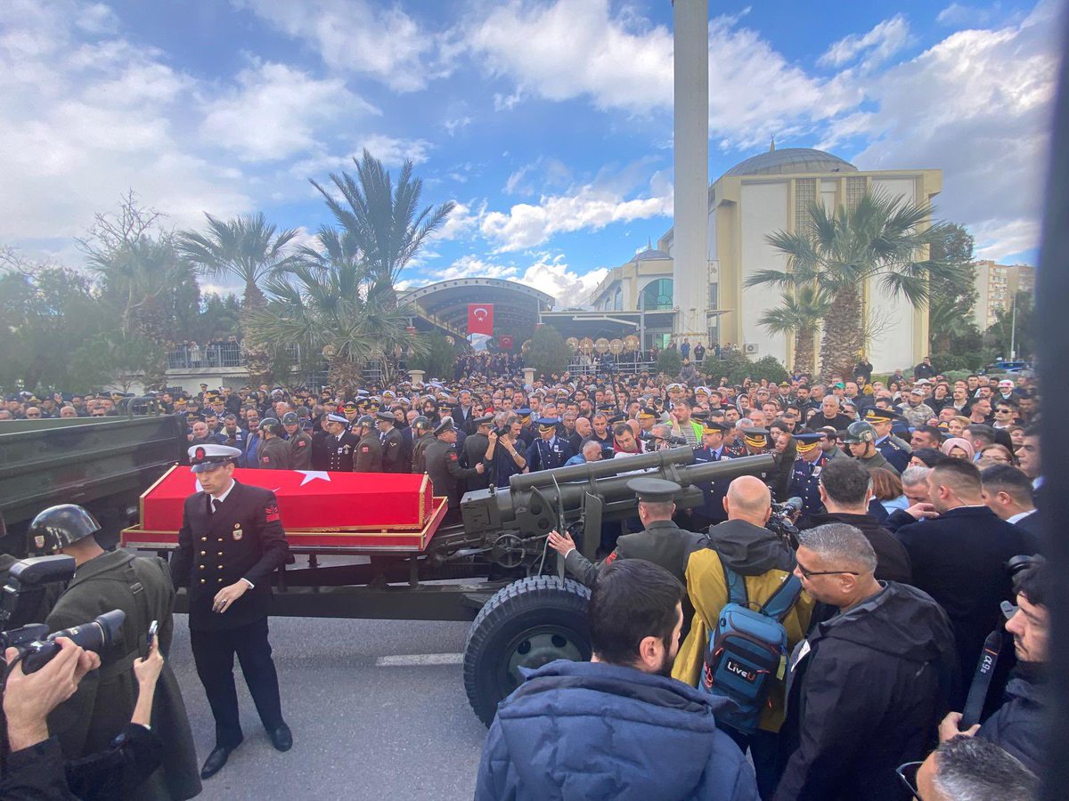 Milletimizin başı sağ olsun…

Balıkesir’de meydana gelen uçak kazasında şehit olan kahraman pilotumuz Binbaşı İbrahim Bolat’ı, İzmir’de son yolculuğuna uğurladık.

Karşıyaka Beşikçioğlu Camii’nde kılınan cenaze namazının ardından, şehidimiz Kadifekale Şehitliği’nde dualarla