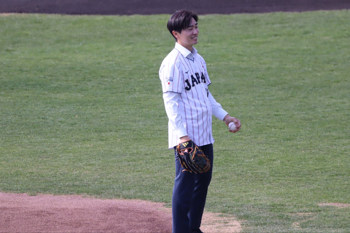 sb_enik's tweet photo. 和田さんの始球式⚾️
バッターギータ、
キャッチャーマッチは
我得すぎた😂😂
2026.2.22 ひなたサンマリンスタジアム
#柳田悠岐　#和田毅 https://t.co/PnAwWJI5GR