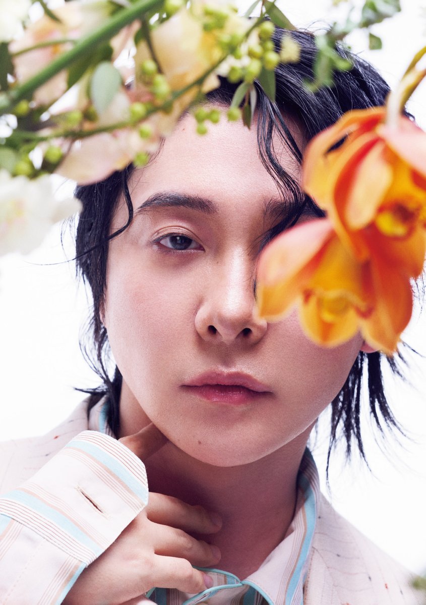 NumeroTOKYO's tweet image. #MrsGREENAPPLE #大森元貴 がモード誌ソロ初登場！ 2月28日（土）発売の『#NuméroTOKYO』4月号特装版カバー&amp;amp;別冊付録16ページで迫る、彼の“創造のすべて”

numero.jp/news-20260226-…

Numéro TOKYO公式YouTubeで公開予定の撮影メイキング動画もお楽しみに！@MotokiOhmoriMGA