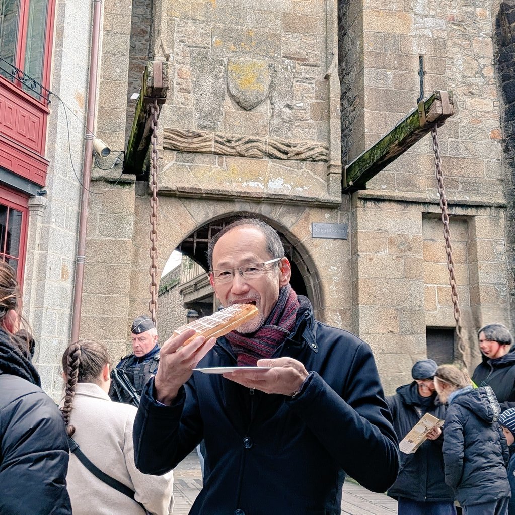 🇯🇵🤝🇫🇷💚 SMILE | Le nouvel ambassadeur du Japon en France, Hideo Suzuki, parcourt le pays comme un touriste amoureux. Photos devant les monuments, escapades en région… La France a peut-être trouvé son meilleur ambassadeur. Sans même l’avoir nommé.