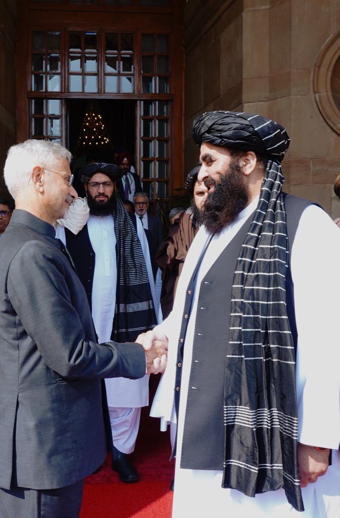 د همدې دواړو له امله نن افغانستان سوځي، او د طالبانو رژیم ورته اسانتیا برابروي
ترهګریزې شبکې له همدې ځایه تمویل او پناه ترلاسه کوي، او بیه یې بې‌ګناه ولس ورکوي
که دا اور ونه درول شي، ټوله سیمه به په لمبو کې راګیره شي