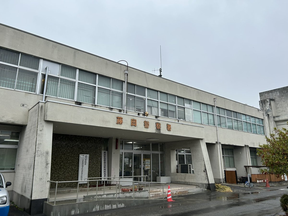 rosuket's tweet photo. 藤岡警察署、車庫証明です。
今日は雨ですね、Rainですね。
俺は笑えないピエロ、世界PEACE✌️
#BUCKTICK
#車庫証明
#渋谷ハリアッパ https://t.co/mJ3kqjJEDp