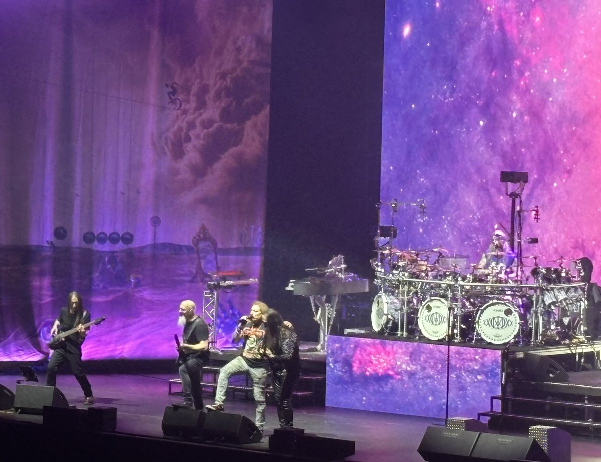 disk_one_'s tweet photo. Dream Theater @日本武道館
生で聴くとより壮大な楽曲と
超絶技巧を一糸乱れぬ完璧なアンサンブルで聴かせるスキル
凄いライブだった
そして、音楽に人生を捧げた者の生き様を見てるかのような感動的なライブだった https://t.co/8J4vqAOrYE