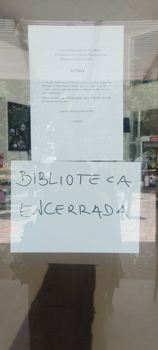 Muianga's tweet photo. Biblioteca Central Brazão Mazula #UEM encerrada por falta de energia eléctrica. 📚⚡️ https://t.co/AOsdD2BTq5