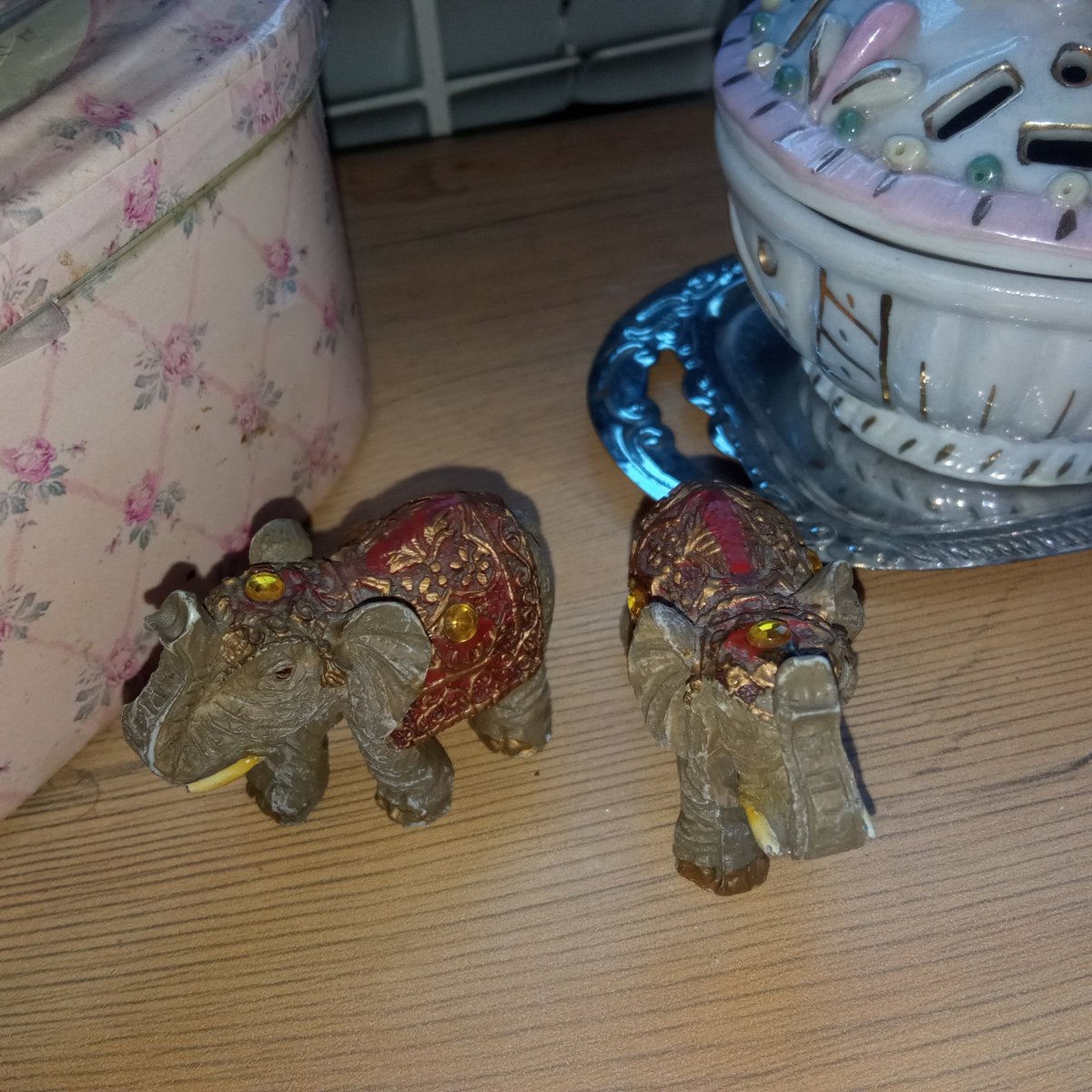 wgl moja matka się wkurwiła kilka lat temu na te słonie bo w pizdu ich u nas było i je wyjebała z domu wszystkie, ale udało mi się uratować tych dwóch bliźniaków