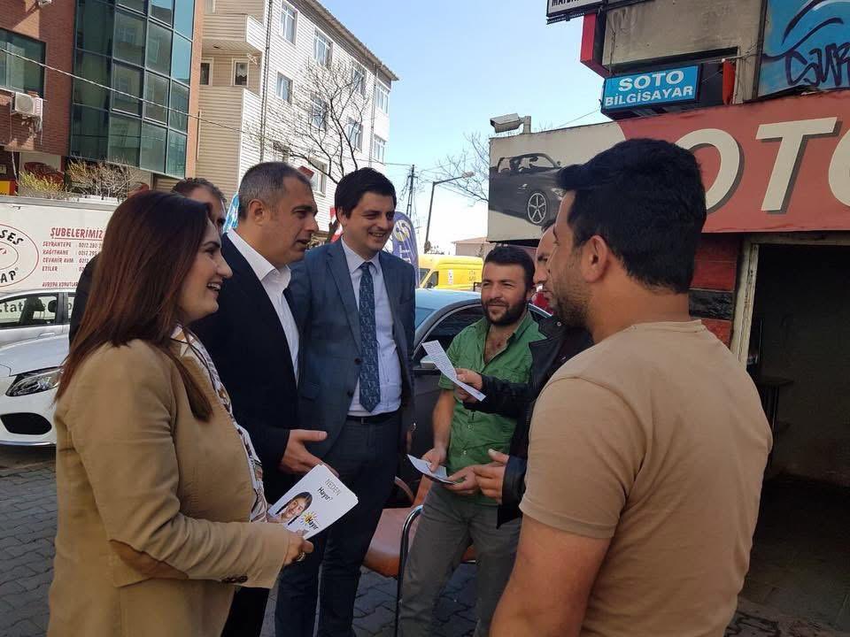 Bu fotoğraf, 2017 referandum çalışmaları sırasında Kağıthane sokaklarından.

Partinin hafızası alın teriyle, fedakârlıkla oluşur.

Kağıthane eski İlçe Başkanımız Mehmet Ali Yüksel ve partili yol arkadaşlarımızın bildiriye imza attığı için ihraç edilmesi kabul edilemez. 

Zor