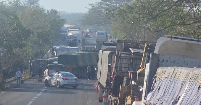 Despierta_Oax's tweet photo. 🔴 Bloqueo en la Panamericana por falta de energía eléctrica
Un grupo de personas activó un bloqueo sobre la carretera Panamericana, en el tramo Niltepec–Zanatepec, a la altura del Río Ostuta, en la región del Istmo.
#Istmo #Niltepec #Zanatepec #RíoOstuta #BloqueoCarretero https://t.co/aVd8ikfu4q