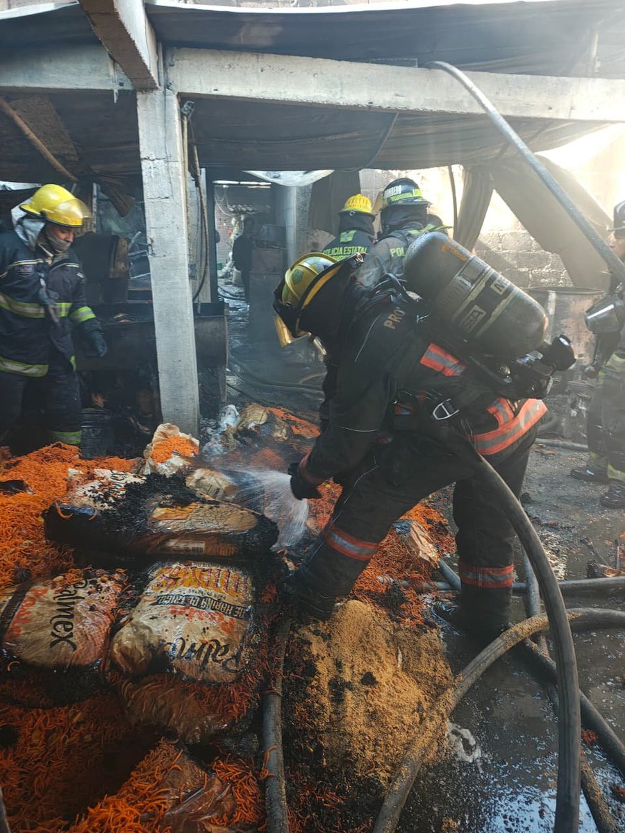 Personal de <a href="/PCPueblaCapital/">PC Municipal Puebla</a>, @PC_Estatal y Bomberos del Estado combaten el fuego en una bodega de frituras ubicada en Privada 6 A Sur y 107 A Oriente. 🏭⚠️

Evita la zona para permitir el paso de las unidades de emergencia. ¡Cierra ventanas si percibes mucho humo!