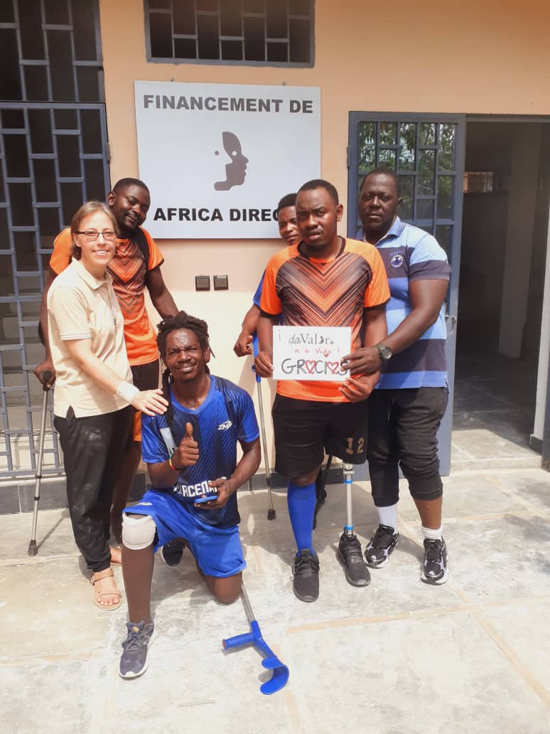 jm_elbarbas's tweet photo. @AfricaDirecto @azvalor @AfricaDirecto construyó con las Carmelitas Misioneras en Douala, Camerún, un taller para fabricar prótesis de miembros inferiores con fondos de Da Valor @azvalor En el vídeo y fotografías, varios beneficiarios muy agradecidos 😉💪 👉 https://t.co/g7D0WCLPw8