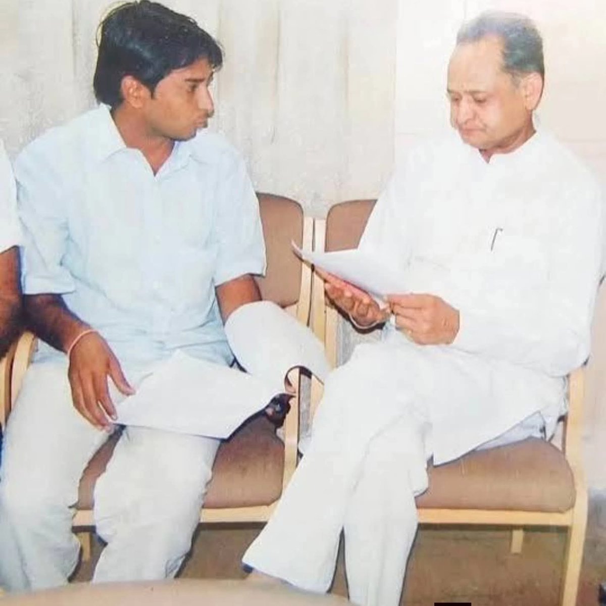 RajendraMeena50's tweet photo. राजस्थान की राजनीति में क्षेत्रीय प्रभाव रखने वाले नेताओं की भूमिका हमेशा अहम रहती है। अगर कोई नेता जैसे Naresh Meena अपने क्षेत्र में सर्व समाज के मुद्दों पर सक्रिय है और 25–30 विधानसभा सीटों पर प्रभाव का दावा किया जा रहा है, तो स्वाभाविक है कि समर्थकों को लगता है कि पार्टी को उसे महत्व देना चाहिए। लेकिन किसी भी बड़ी पार्टी, जैसे भारतीय राष्ट्रीय कांग्रेस, के अंदर फैसले कई स्तरों पर होते हैं संगठन, गुट संतुलन, जातीय समीकरण, स्थानीय नेतृत्व और भविष्य की रणनीति को ध्यान में रखकर। कभी-कभी अनदेखी का आरोप राजनीतिक दबाव बनाने की रणनीति भी हो सकता है, तो कभी वाकई संवाद की कमी भी कारण बनती है। 2028 में क्या होगा, यह पूरी तरह उस समय के राजनीतिक माहौल, गठबंधन, नेतृत्व और जनता के मूड पर निर्भर करेगा। किसी एक नेता का प्रभाव महत्वपूर्ण हो सकता है, लेकिन चुनावी परिणाम सामूहिक कारकों से तय होते हैं।

👉 मेरी राय में अगर किसी नेता का जमीनी आधार मजबूत है, तो पार्टी के लिए संवाद और सम्मानजनक भूमिका देना फायदेमंद हो सकता है।