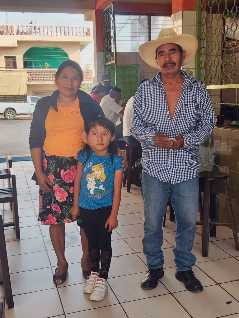 Señores, una vez más vengo a ustedes a pedir su ayuda para reunir el dinero necesario para el traslado y gastos de Kathy desde su comunidad  a la Ciudad de Guatemala. 

La última vez no la intervinieron, fue difícil pero necesitamos seguir intentando.  La idea es que ahora