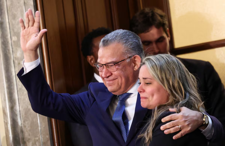 i_Rho's tweet photo. 🪡🧵 ¿Márquez vs. María Corina? ¿Por qué no?

Hablemos de la presencia de @ENRIQUEMARQUEZP en el Discurso de la Unión del presidente #DonaldTrump ante el Congreso de los Estados Unidos. https://t.co/G0N1CjSJ7u