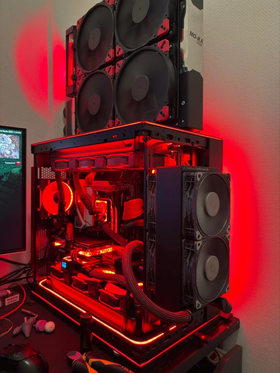 HighFlow_nl's tweet image. Who is also rocking the old school external radiator setup 😍
Have a great weekend everybody!
.
Need parts? 👉 highflow.nl
.
Credits: u/HakanBP
#pcgaming101 #pcmasterrace #pcsetups #battlestations #pcwatercooling #pcrig #extremepc #pcbuilding #liquidcooling