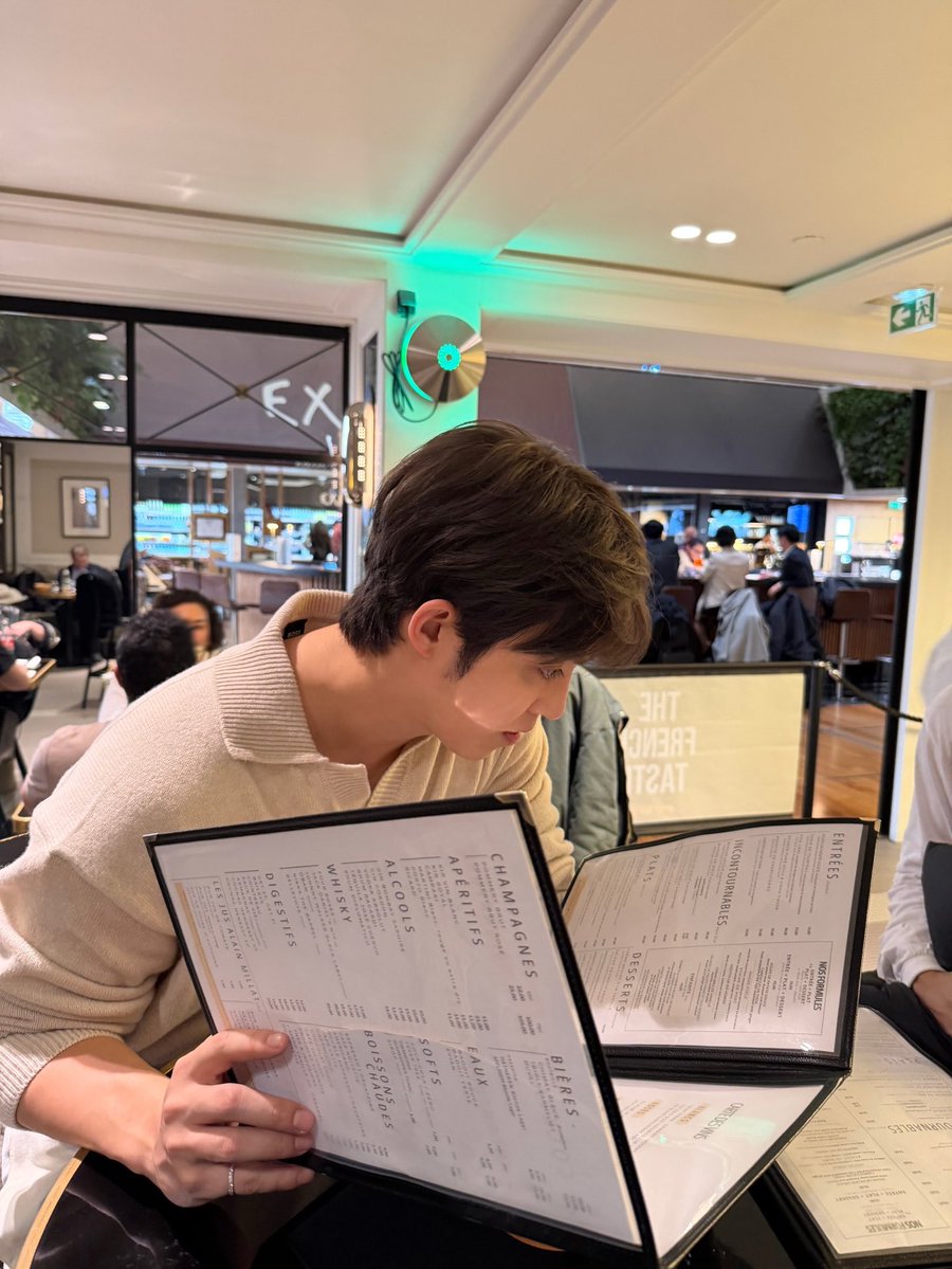 แล้วเสื้อแบบนี้ฮีใส่ขึ้นมากกกก ป่าปี๊แฟมิลี่แมนสุดๆ คุณคือพ่อของฉัน 🫶🫶🫶