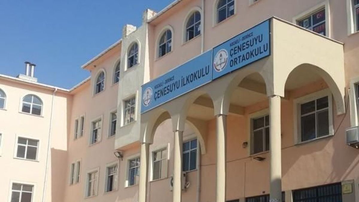 Kocaeli Derince'de ilahinin zil sesi yapılmasına tepki gösteren veli ifadeye çağırıldı:

"Laiklik karşıtı uygulamalara tepki gösterdim. 

İlahiler dinimizin bir parçası ancak ilahinin dinleneceği yer okul değil."