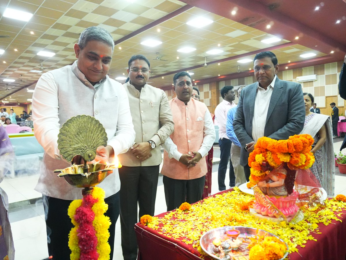 iamdmkrishna's tweet photo. I am delighted to share that the One Day Workshop on A.E.B.A.S. Implementation at Krishna Vikas Global University, Raipur in collaboration with Pharmacy Council of India was a resounding success.
#krishnavikasglobaluniversity #kvgi #pharmacy #Biometrics #pharmacycouncilofindia https://t.co/8yQKWBIizS