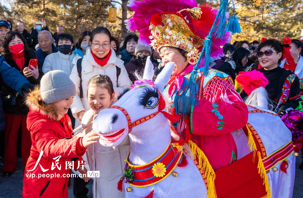 ShutterLife888's tweet image. 2月24日内蒙古呼和浩特玉泉区新春庙会“游八仙”上演高跷秧歌醒狮等民俗表演
On Feb 24, folk performances like stilt dancing, yangko, and lion dance were staged at the "You Baxian" temple fair in Yuquan District, #Performances