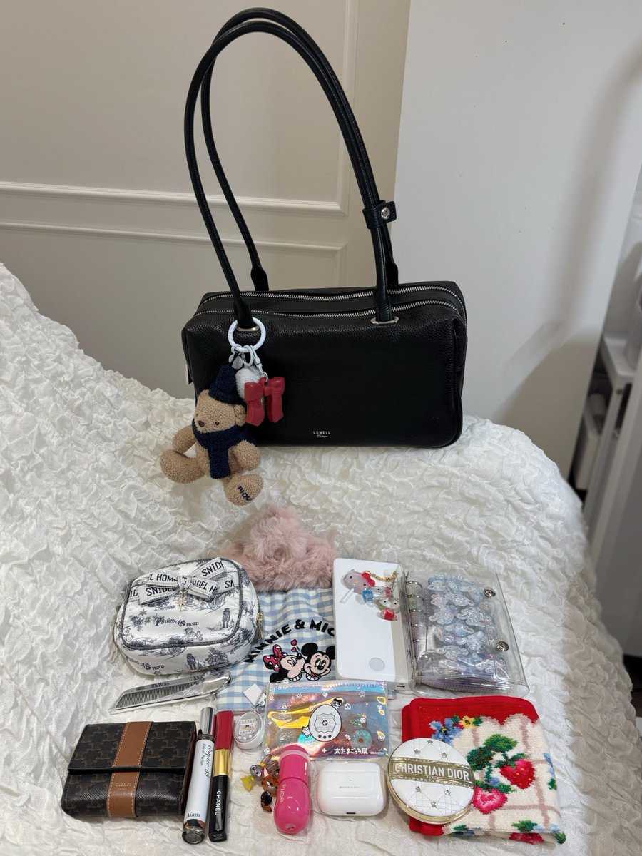 m_i_zun's tweet photo. 荷物女子のバックの中身👜🎀チャック2つあって部屋が分かれてるから中身ごちゃらないし、分厚いシール帳もペットボトルも余裕でinできる...✨横長の形も今っぽくて最近のお気に入り🐈‍⬛ https://t.co/yDhdtgwrrv