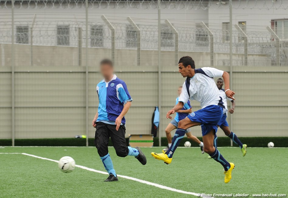 HacFootArchives's tweet photo. Riyad Mahrez en prison !
C'était en août 2010. La réserve du HAC jouait un match face à une sélection de détenus au Centre Pénitentiaire du Havre. https://t.co/gVaBH15gLG