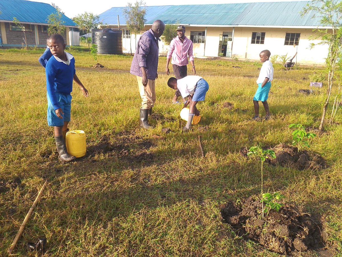 NWHSA_KE's tweet photo. Project Supervisor Beatrice Wamboi alongside area Chief Boniface Nyandenje, local leaders, and the school community planted trees at Ofwenya Primary School in Kanyagwal, Nyando County as part of the Countryβs initiative to mitigate the impacts of climate change #TreeGrowing https://t.co/07blHeKwtk