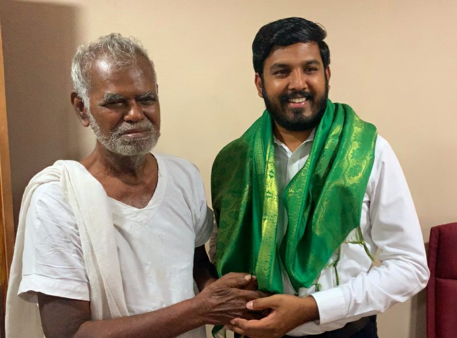 aloor_ShaNavas's tweet photo. விடுதலைப் போராட்ட வீரரும், சமத்துவப் போராளியும், பொதுவுடைமை இயக்கத் தலைவருமான தோழர் ஆர்.நல்லகண்ணு ஐயா அவர்களின் மறைவு வேதனை அளிக்கிறது. 101 ஆண்டுகள் நிறைவான வாழ்வு வாழ்ந்தாலும் அவரின் பிரிவு பெரும் துயரைத் தருகிறது. கடந்த கால் நூற்றாண்டாக அவரோடு நெருங்கிப் பழகி வழிகாட்டுதல்களைப் பெற்றவன் என்ற முறையில், என் குடும்பத்தில் மூத்தவரை இழந்த வலியில் துடிக்கிறேன்.

இந்திய கம்யூனிஸ்ட் கட்சியின் தலைமையகமான பாலன் இல்லத்திலும், சி.ஐ.டி நகர் மற்றும் நந்தனம் இல்லங்களிலும் ஐயாவை சந்தித்து உரையாடி அவரிடம் இருந்து அரசியலைக் கற்றுக் கொண்டதை நினைத்து நெகிழ்கிறேன். எளிய மக்களுக்காகப் போராடும் அரசியலையும், நயத்தகு நாகரிக அரசியலையும், எதிரியும் மதிக்கும் கண்ணிய அரசியலையும், எந்த நிலையிலும் வழுவாத கொள்கை அரசியலையும் அவரிடம் இருந்து கற்றுக் கொண்டோம்.

விசிக சார்பில் 'அம்பேத்கர் சுடர் விருது வழங்கி ஐயாவைப் போற்றினோம். தலைவர் எழுச்சித் தமிழர் @thirumaofficial அவர்களின் மீது மிகுந்த அன்பும் விசிகவும் ஒரு இடதுசாரிக் கட்சிதான் என்ற பார்வையும் கொண்டவர் ஐயா நல்லகண்ணு அவர்கள்.

2021-இல் சட்டமன்ற உறுப்பினர் ஆனதும் ஐயாவிடம் வாழ்த்து பெறச் சென்றிருந்தேன். அவருக்கு ஆடை போர்த்த முயன்றபோது அதைத் தடுத்து எனக்கு ஆடை போர்த்தி வாழ்த்தினார். அது நான் பெற்ற பேறு

வரலாறாய் எம்மை வழிநடத்துவீர்கள் ஐயா!

#AloorShanavas #VCK #Nallakannu
#Nallakannu101 #RIPNallakannu
