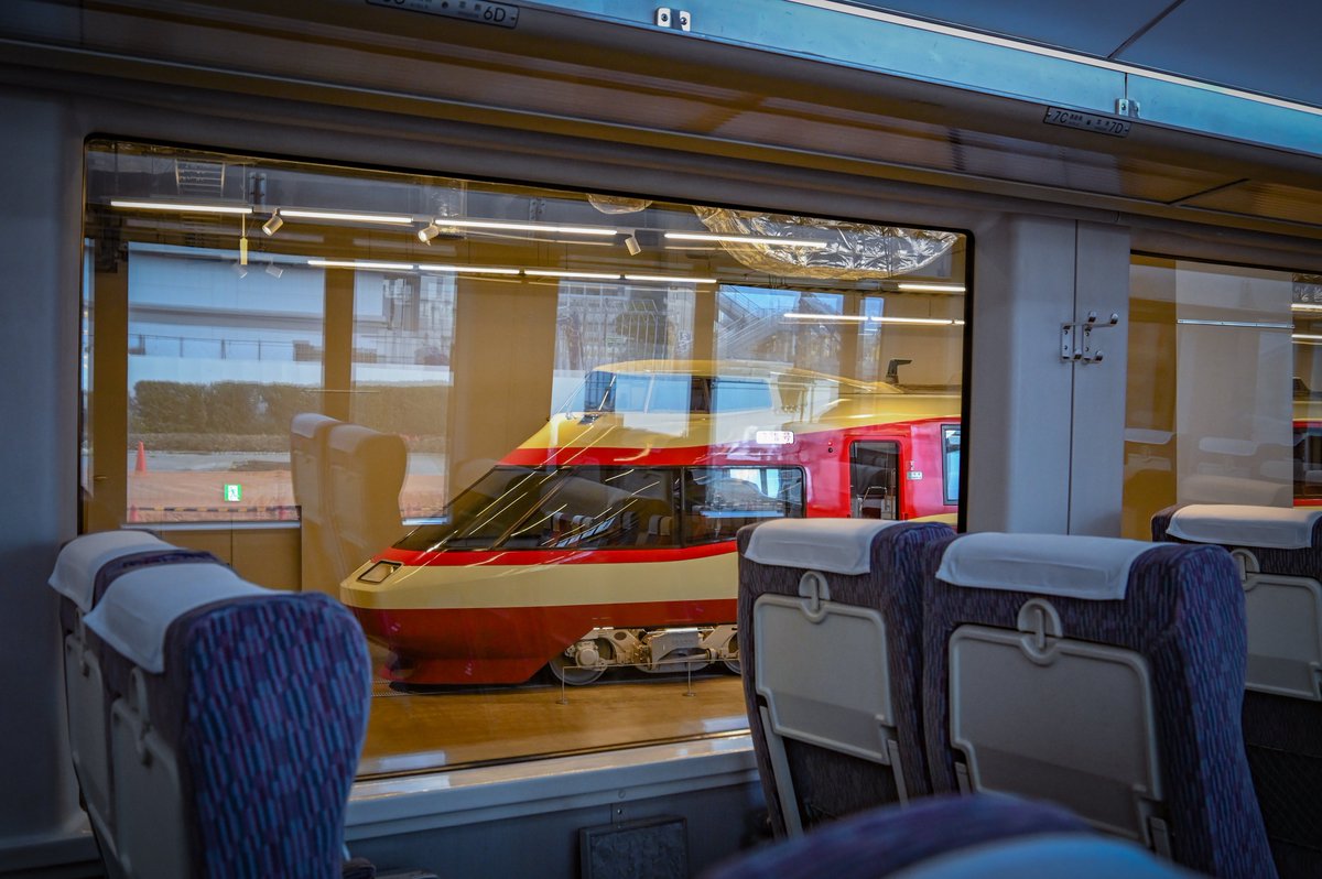 「VSEを待ちわびるロマンスカーミュージアム」

VSEの展示準備のため、特別営業期間になったロマンスカーミュージアム。
不自然に空いたスペースも過去のものに…

1枚目は年始に大野で見ることができた整備中の様子。
新機軸が詰まった妻面も展示の目玉となるであろう。