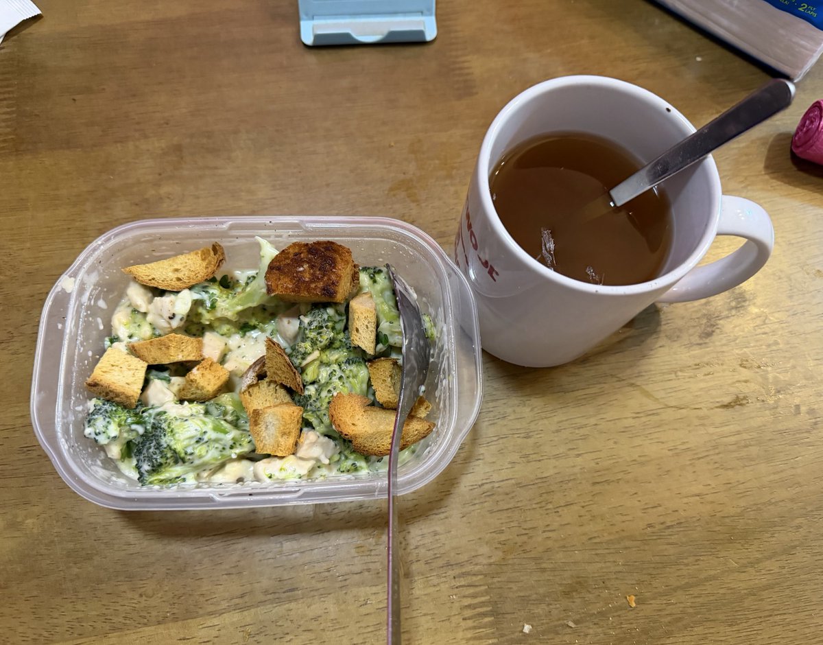 ciksue__'s tweet photo. Meeting habis 6pm..nasib baik ada meal prep..takyah risau nak makan apa, panaskan je
Hari ni brocolli and chicken in creamy sauce dan sourdough croutons 
Air hojicha dengan honey lemon https://t.co/JacsWrzDry