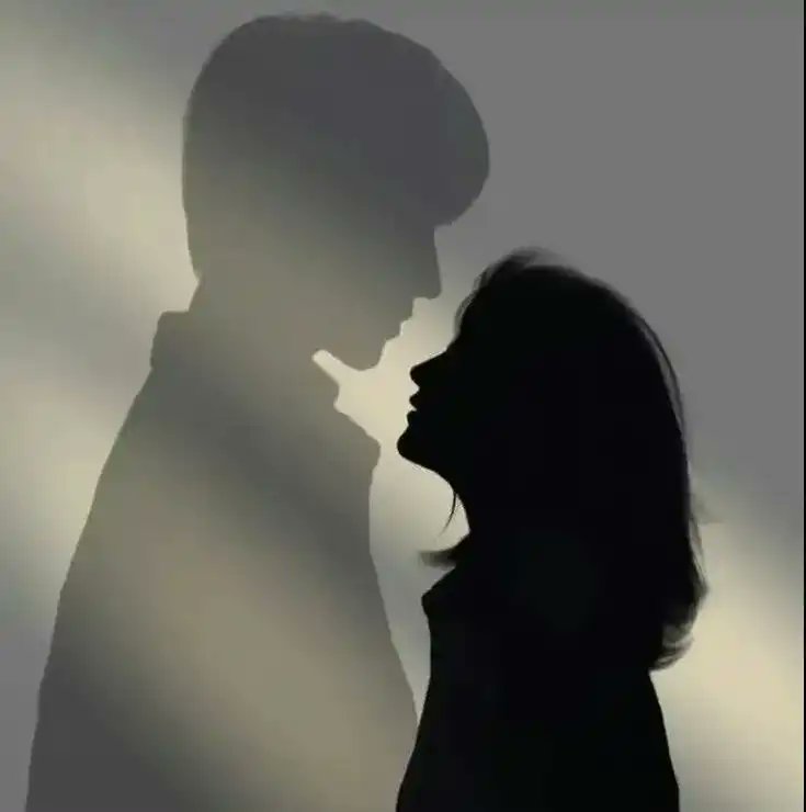 इस बार की खामोशी लंबी हैं...
क्या दूर जाने का ईरादा बना लिया हैं...?💔