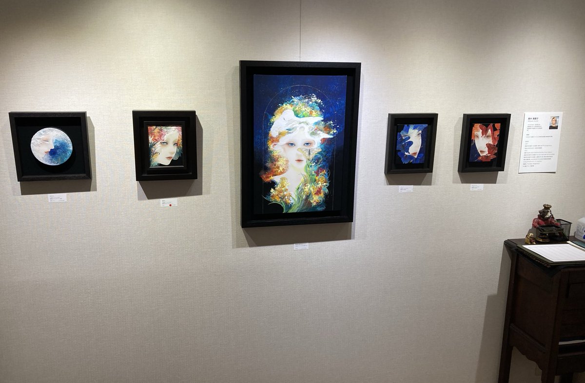 八犬堂ギャラリー
黒木美都子個展『私の頭の中の小さな地獄について』

大作『死と生、春』

思い浮かべるのは、
坂口安吾
とある蝶の習性
ジゼルのウィリ

美しくその存在感は
廊内の雰囲気を否応なく支配していた。

蝶が成層圏を飛んでいる様に見えた『極楽』
見渡した周囲に神はいたのだろうか。