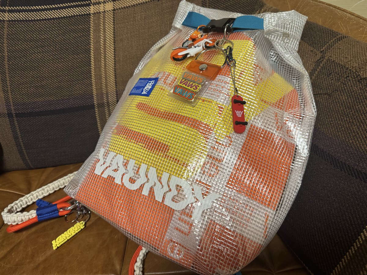 ktxxx35's tweet photo. 未使用だけど塗料が剥げると聞いたのでしまってみた。
私の身長と体格だと少し使いにくいトートだったのでもうこれでいい。中身の目隠しになるし。
#Vaundy 
#Vaundy_fusion
#Vaundy_littlepunk https://t.co/HoAZLN8iEs