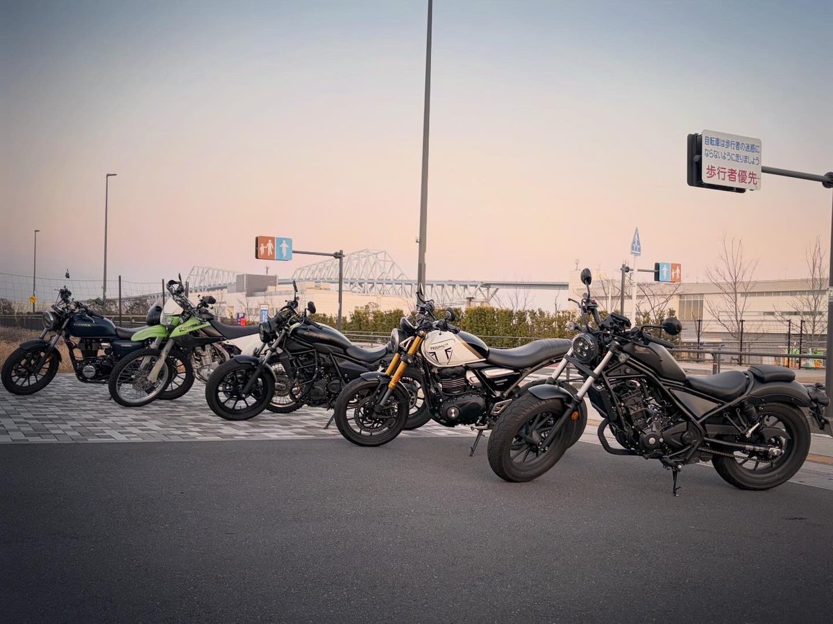 y_holver's tweet photo. ゲートブリッジ周辺5台ツーリング🏍️

#gb350 #klx250 #eliminator #speed400 #rebel250 #Honda #kawasaki #triumph https://t.co/3ryWytzDYm