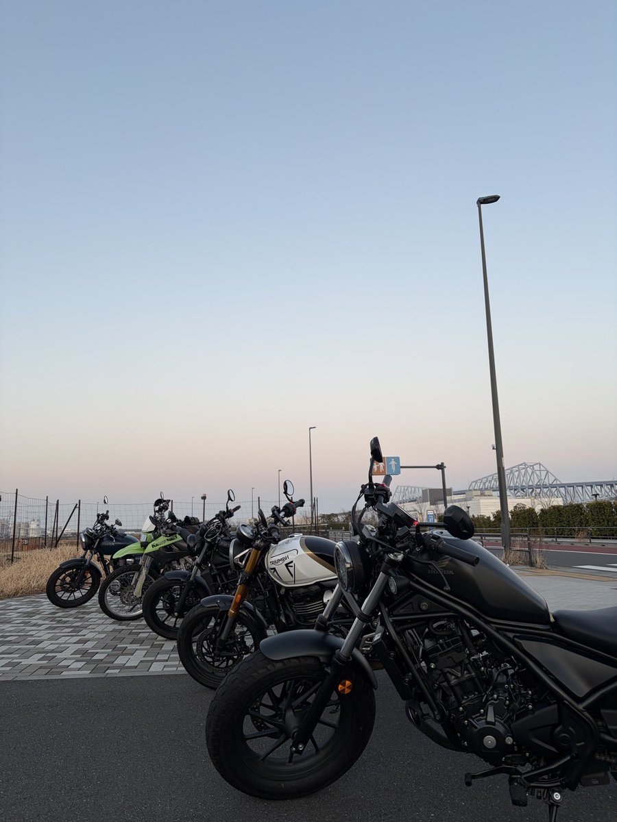 y_holver's tweet photo. ゲートブリッジ周辺5台ツーリング🏍️

#gb350 #klx250 #eliminator #speed400 #rebel250 #Honda #kawasaki #triumph https://t.co/3ryWytzDYm