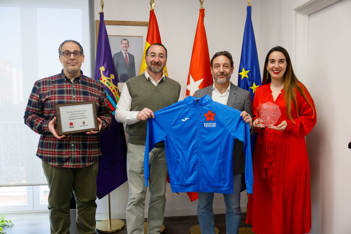 AytoColmenar's tweet photo. 🥋🎂 El Alcalde, Carlos Blázquez y la concejal de Deportes, Fabiola Cebrián, celebran con el Club Bushido de #ColmenarViejo el 25 aniversario

👏 25 años luchado por promover el deporte en nuestro municipio a través las artes marciales y sus valores

🥳 Felices 25 🥳

➕👇 https://t.co/mNpR4A0ejR