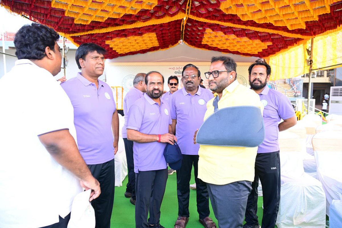 satyakumar_y's tweet photo. ఏపీ లెజిస్లేచర్స్ స్పోర్ట్స్ మీట్ – 2026 సందర్భంగా విజయవాడలోని ఇందిరా గాంధీ స్టేడియంలో నిర్వహించిన క్రీడా పోటీలకు హాజరయ్యాను.

శాసనమండలి సభ్యులు, శాసనసభ్యులతో కలిసి క్రికెట్, బ్యాడ్మింటన్ తదితర క్రీడల్లో పాల్గొన్నాను. ప్రజాప్రతినిధుల మధ్య స్నేహభావం, క్రీడాస్ఫూర్తి, ఆరోగ్యకరమైన జీవనశైలిని ప్రోత్సహించే ఉద్దేశంతో ఈ పోటీలు నిర్వహిస్తున్నారు.

#SportsMeet2026
#Vijayawada
#SportsSpirit @BJP4Andhra